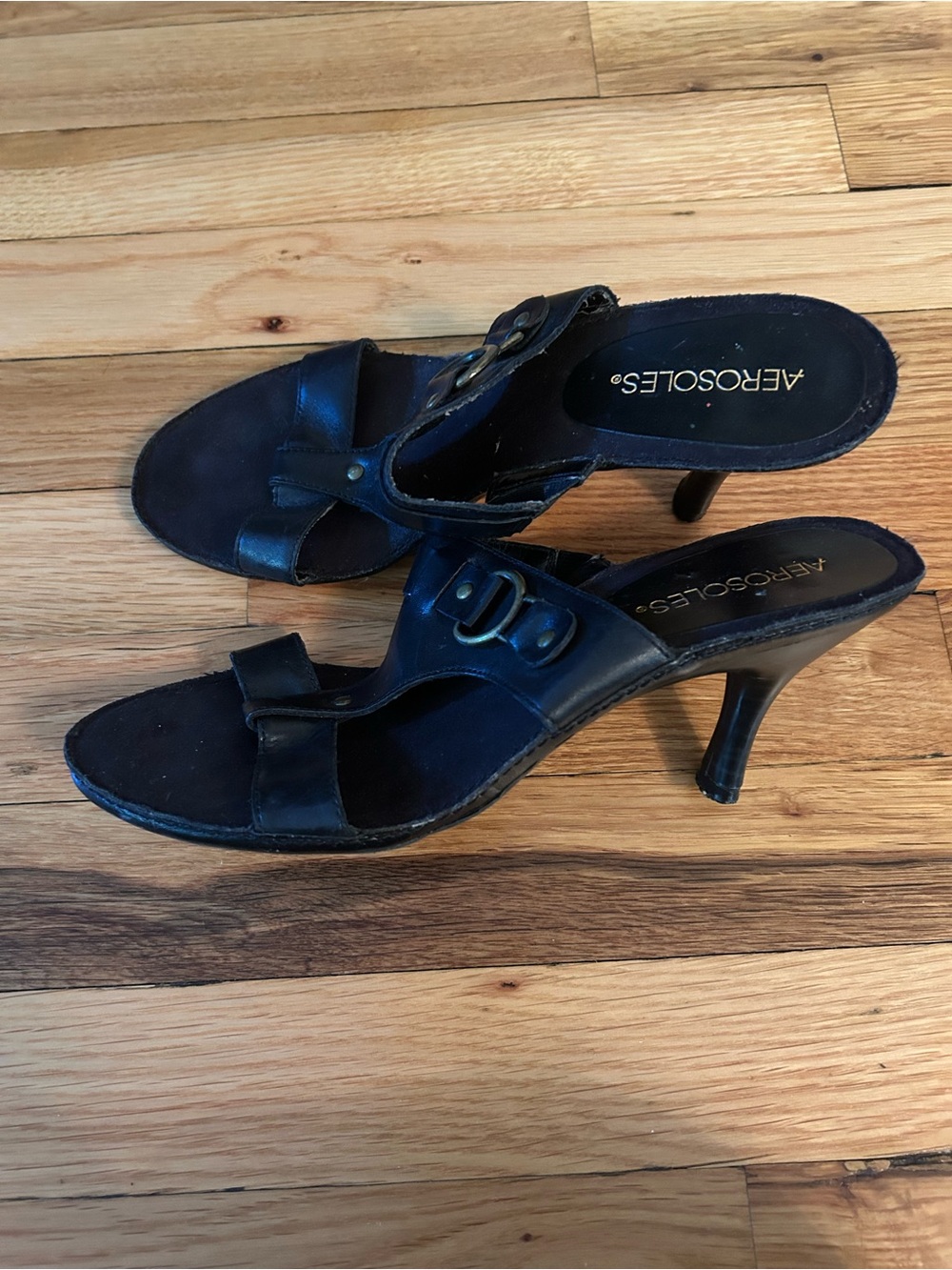 AEROSOLES Black Leather Mid-Heel Slide Sandals with Buckle Detail